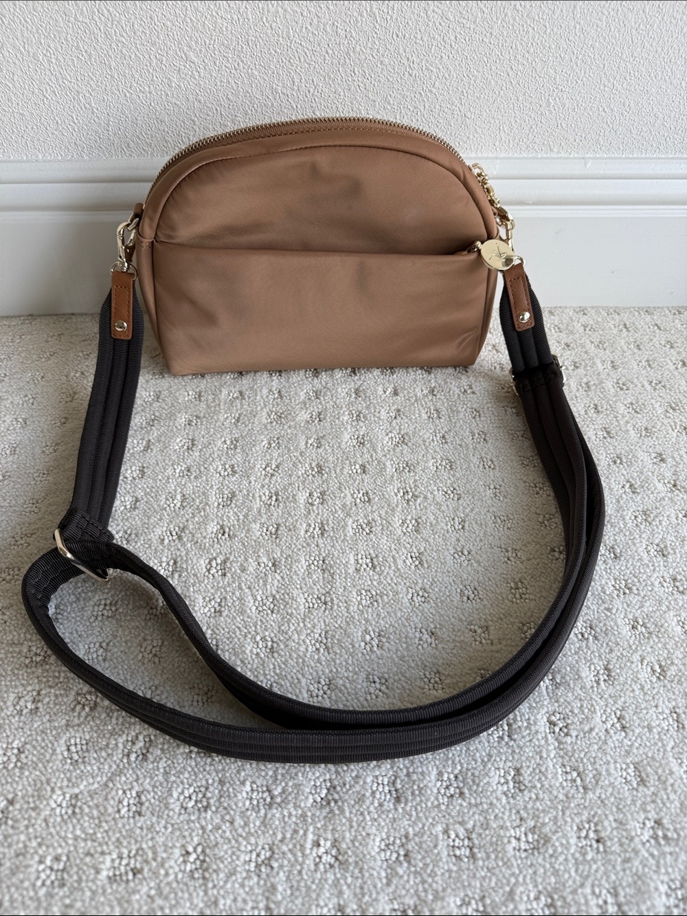 Lo & Sons Tan Nouvelle Crossbody Bag with Dark Brown Strap - Picture 2 of 10